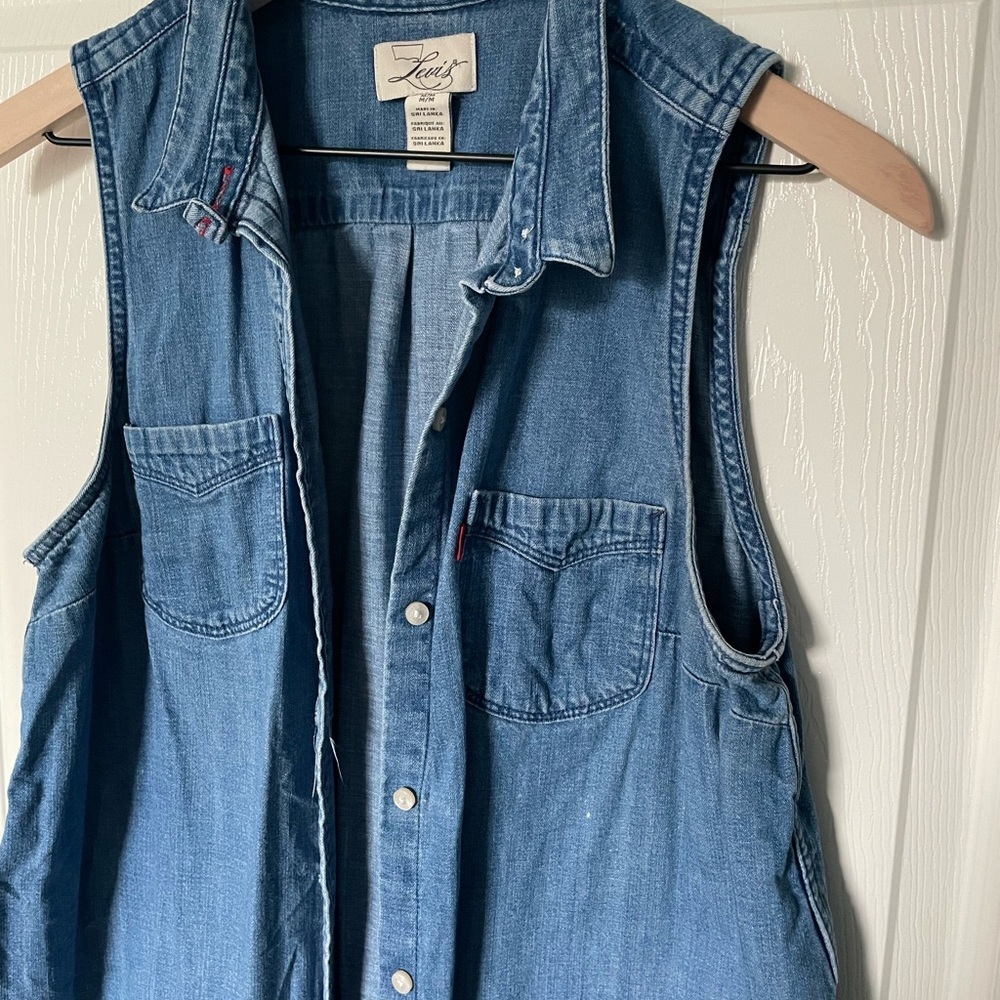 Levi’s denim button up vest. Women’s size Medium